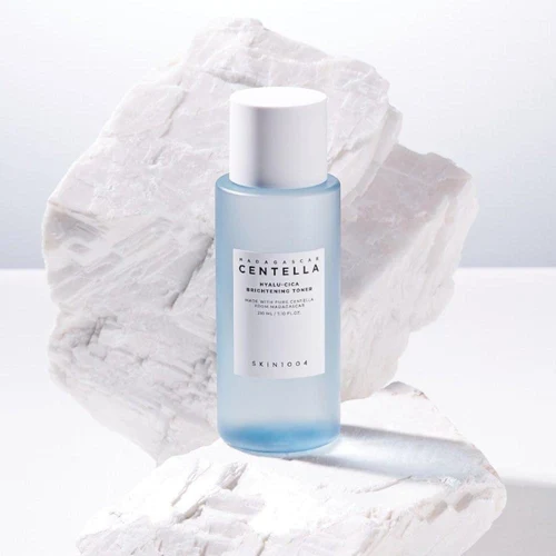 Tonic p/u fata Skin1004 Madagascar Centella Hyalu-Cica Brightening Toner 210 ml
